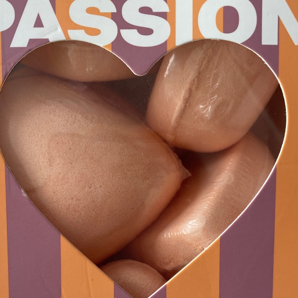 Asquith & Somerset Passion Peach Scented Shower Steamers - Heart Shaped - Picture 2 of 4